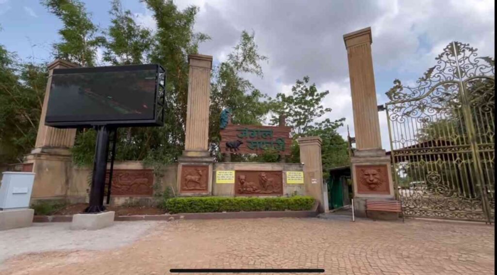 an image showing sign board of jungle safari outside of Nandan Van in raipur- one of the shoot locations