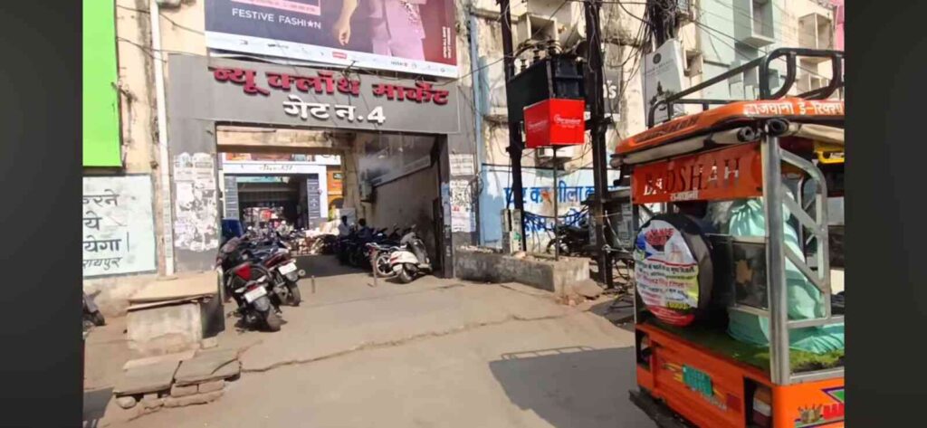 an image showing sign board of gate no 4 in pandri cloth market, which is a good destination for pre-wedding photoshoot